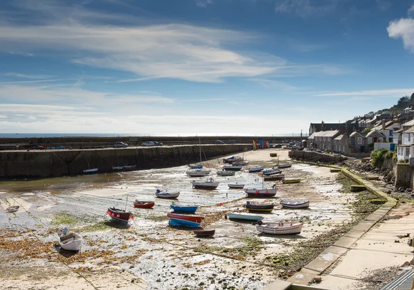 Mousehole harbour Cornualles Inglaterra Reino Unido Pueblo pesquero de Cornualles con cielo azul y nubes —  Fotos de Stock