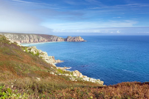 Kust van cornwall Engeland in het najaar met mist en blauwe hemel in de buurt van het minack theater en porthcurno — Stockfoto