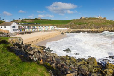 Porthgwidden plaj renkli plaj kulübe, dalgalar ve mavi deniz ve gökyüzü ile St Ives Cornwall İngiltere'nin
