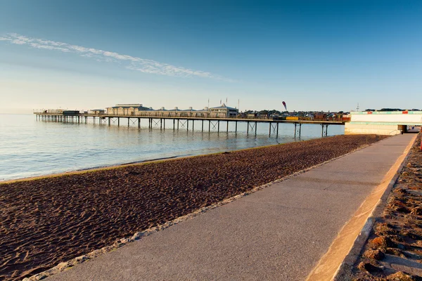 Paignton pier a pláž devon Anglie poblíž turistických destinací torquay a brixham — Stock fotografie