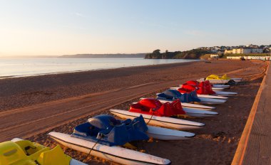renkli kanolar goodrington sahil yakınında paignton devon İngiltere
