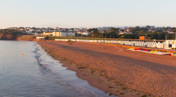 Goodrington pláž poblíž paignton devon Anglie s barevné plážové chatky na letní ráno s šlapadla na pláži — Stock fotografie