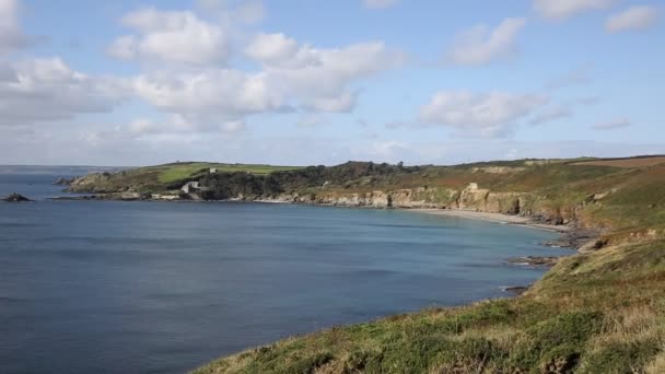 Cornwall cove Kenneggy Sand England West of Praa Sands และ Penzance บนเส้นทางชายฝั่งตะวันตกเฉียงใต้ที่มีท้องฟ้าสีฟ้าและทะเลในวันที่แดด — วีดีโอสต็อก