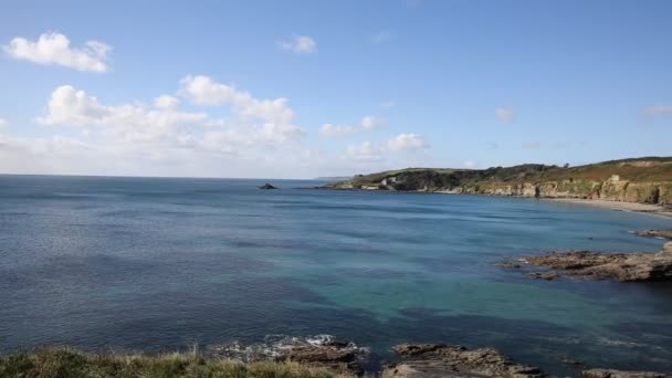 Keneggy Sand Cornwall อังกฤษตะวันตกของ Praa Sands และ Penzance บนเส้นทางชายฝั่งตะวันตกเฉียงใต้ที่มีท้องฟ้าสีฟ้าและทะเลในวันที่แดด — วีดีโอสต็อก