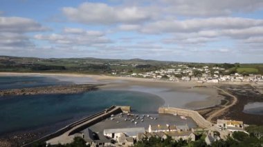 St michaels marazion cornwall İngiltere ile mavi gökyüzü ve bulut dağ göster
