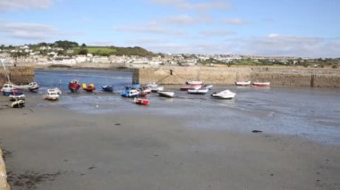 St michaels marazion cornwall İngiltere ile mavi gökyüzü ve bulut dağ göster