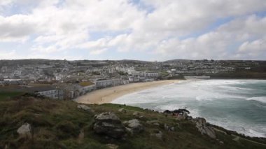 Porthmeor plaj st Ives cornwall İngiltere beyaz dalgalar, mavi gökyüzü ile beyaz bulutlar