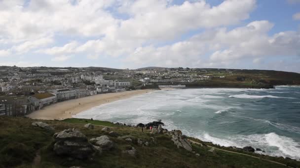 Porthmeor plage St Ives Cornouailles Angleterre vagues s'écrasant sur le rivage — Video