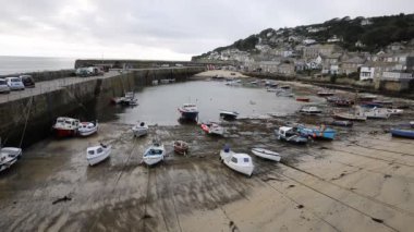 mousehole teknelerin balıkçı köyü düşük gelgit cornwall İngiltere cornish liman