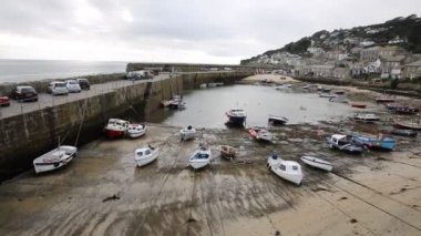 mousehole teknelerin balıkçı köyü düşük gelgit cornwall İngiltere cornish liman