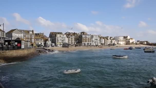 Човни в st ives гавані Корнуолл, Англії на море — стокове відео