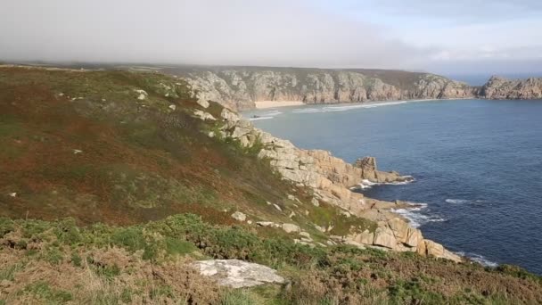 ชายฝั่ง Cornwall ในหมอกฤดูใบไม้ร่วงและท้องฟ้าสีฟ้าใกล้ Minack — วีดีโอสต็อก