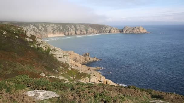 Kust cornwall england på hösten med dimma och blå himmel nära minack theatre och porthcurno — Stockvideo