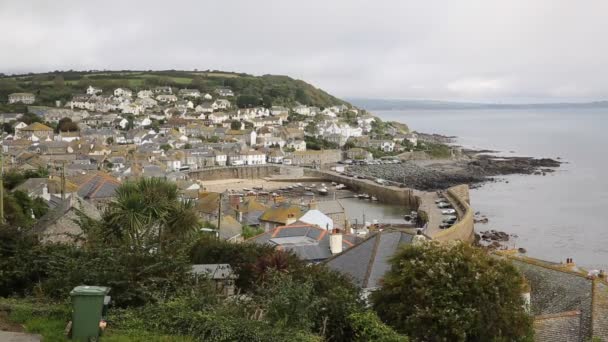 Vista del puerto de Mousehole y pueblo de pescadores Cornwall Inglaterra Reino Unido en un nublado día nublado de invierno — Vídeos de Stock