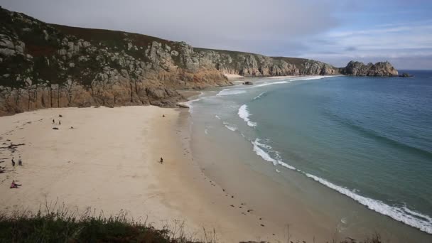 Porthcurno playa Cornwall Inglaterra Reino Unido cerca del Minack Theatre — Vídeos de Stock