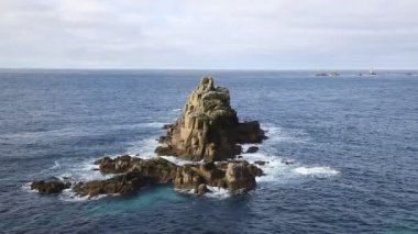 taşları toprakları görünümünü cornwall İngiltere arka planda longships feneri ile sona