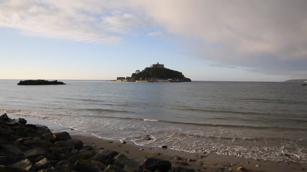 St Michaels Mount Marazion Cornwall England medieval castle and church on an island in Mounts Bay — стокове відео