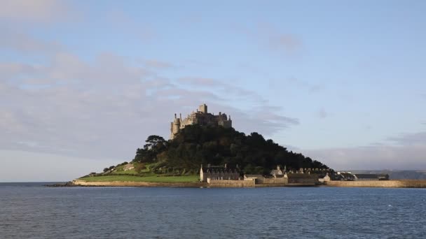 St michaels mount μεσαιωνικού κάστρου και η εκκλησία σε ένα νησί στον κόλπο αναρτήσεις — Αρχείο Βίντεο