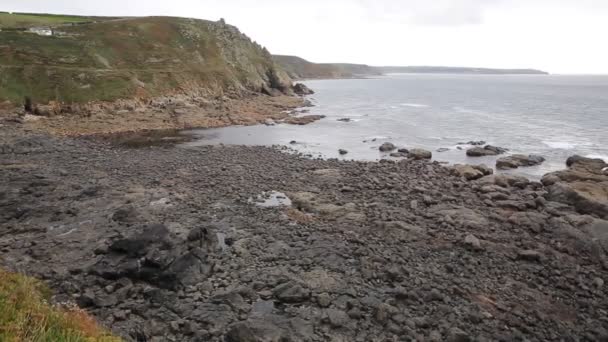 Blick vom Kap Cornwall Landzunge England GB in Richtung Land Ende in der Nähe von st nur an einem bewölkten Tag — Stockvideo