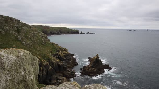 Конец земли побережья от Сеннен ков Корнуолл Англия Великобритания — стоковое видео