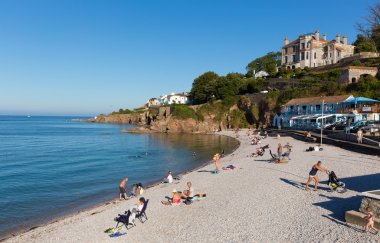 tatilciler brixham dalgakıran beach devon İngiltere İngiltere mavi gökyüzü ile yaz aylarında Tarih