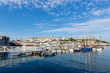 Brixham harbour devon İngiltere İngiltere'de İngiliz Limanı mavi gökyüzü ile yaz gün