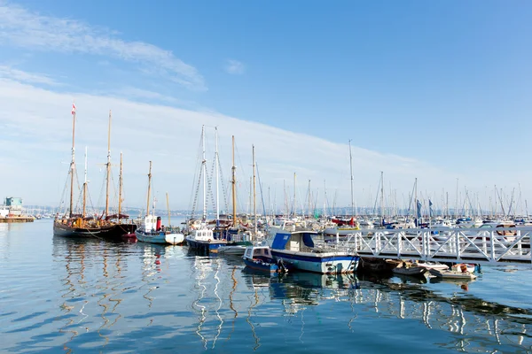 Brygga båtar och yachter på lugna blå havet med moln — Stockfoto