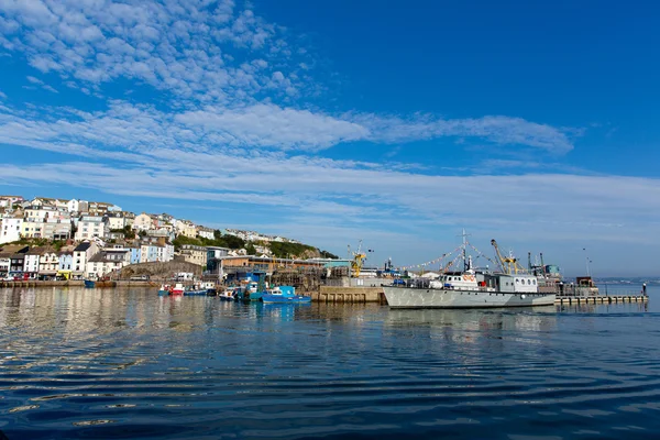 Brixham, mavi gökyüzü, geleneksel İngiliz sahil sahne sakin yaz gününde demirleyen tekneleri ile devon liman. — Stok fotoğraf