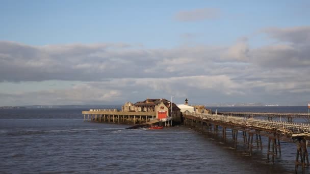 Birnbeck 码头滨海韦斯顿萨默塞特英格兰历史英语结构与 rnli 救生艇站和船 — 图库视频影像