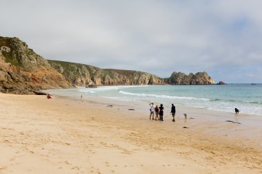 tatilciler porthcurno beach cornwall İngiltere İngiltere tarafından minack tiyatro keyfi