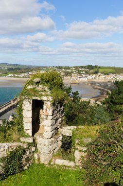 Görünüm St michaels mount marazion cornwall İngiltere İngiltere'de Ortaçağ Kalesi ve bağlar defne bir adada Kilisesi