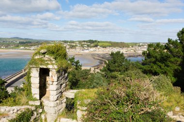 Görünüm St michaels mount marazion cornwall İngiltere İngiltere'de Ortaçağ Kalesi ve bağlar defne bir adada Kilisesi