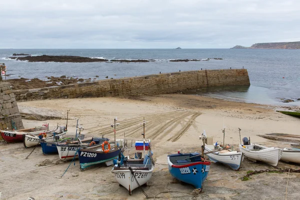 Barcos no porto Sennen Cove Cornwall Inglaterra Reino Unido perto de Lands End durante o verão 2014 — Fotografia de Stock