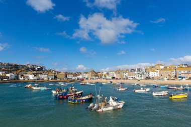 St Ives cornwall İngiltere'de tekneler mavi deniz ve gökyüzü