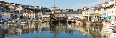 tekneler brixham, mavi gökyüzü ile sakin bir gününde devon İngiltere liman