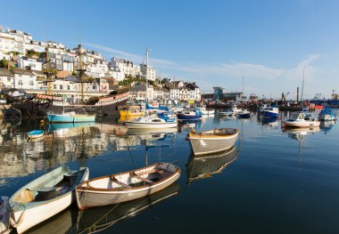 tekneler brixham, mavi gökyüzü ile sakin bir gününde devon İngiltere liman