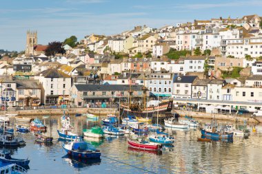 brixham görünümünü liman devon İngiltere tekne ile mavi gökyüzü ile sakin bir günde