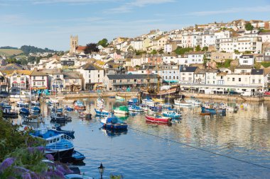tekneler brixham, mavi gökyüzü ile sakin bir gününde devon İngiltere liman