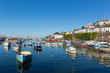 tekneler brixham, mavi gökyüzü ile sakin bir gününde devon İngiltere liman