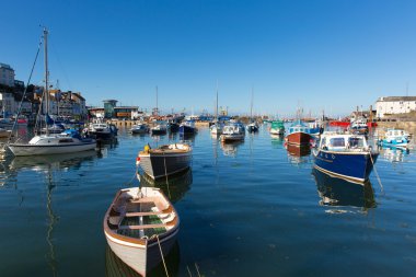 tekneler brixham, mavi gökyüzü ile sakin bir gününde devon İngiltere liman