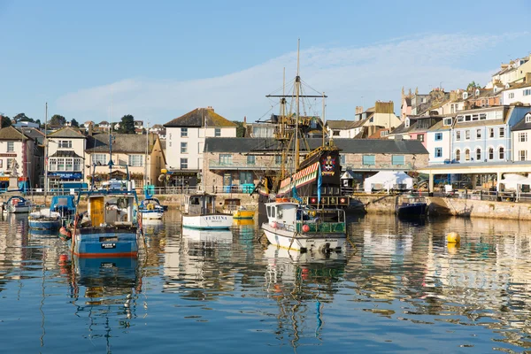 Barcos Brixham puerto Devon Inglaterra en un día tranquilo con cielo azul —  Fotos de Stock