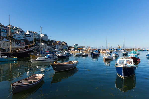 Lodě brixham harbour devon Anglie na klidný den s modrou oblohou — Stock fotografie