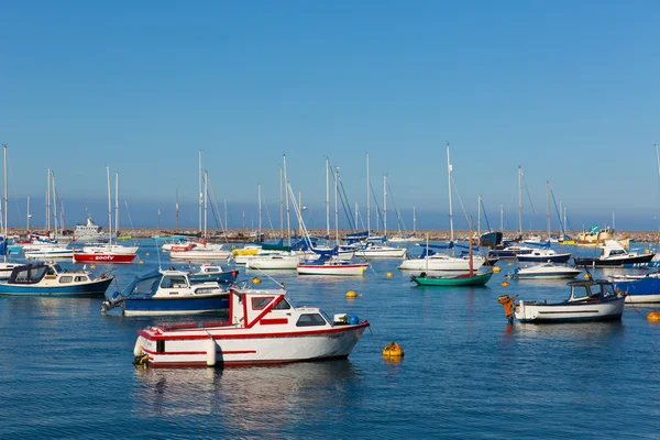 Brixham marina Devon Inglaterra con barcos en un día tranquilo con cielo azul — Foto de Stock