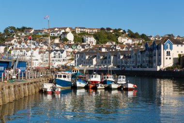tekneler brixham, mavi gökyüzü ile sakin bir gününde devon İngiltere liman
