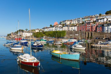 tekneler brixham, mavi gökyüzü ile sakin bir gününde devon İngiltere liman
