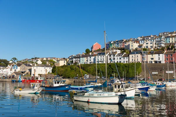 Lodě brixham harbour devon Anglie na klidný den s modrou oblohou — Stock fotografie