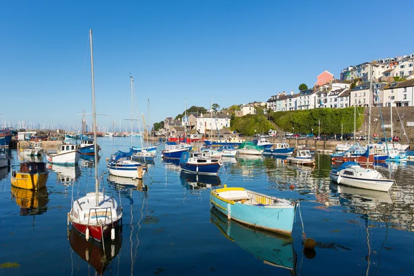 Lodě brixham harbour devon Anglie na klidný den s modrou oblohou — Stock fotografie