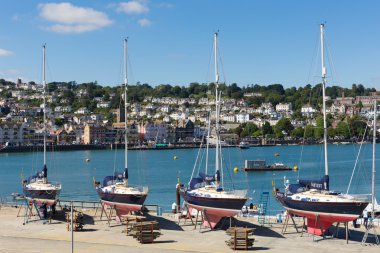 Dartmouth marina devon İngiltere İngiltere'de tekneler ve yatlar 2013 yaz sıcak hava dalgası sırasında mavi gökyüzü ile Nehri üzerinde
