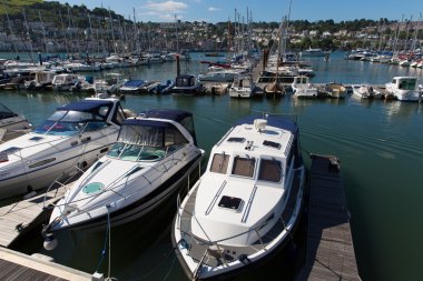 Dartmouth marina devon İngiltere İngiltere'de tekneler ve yatlar 2013 yaz sıcak hava dalgası sırasında mavi gökyüzü ile Nehri üzerinde