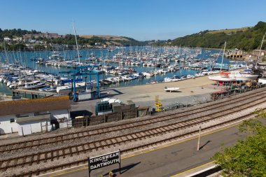 Dartmouth marina devon İngiltere İngiltere'de tekneler ve yatlar 2013 yaz sıcak hava dalgası sırasında mavi gökyüzü ile Nehri üzerinde